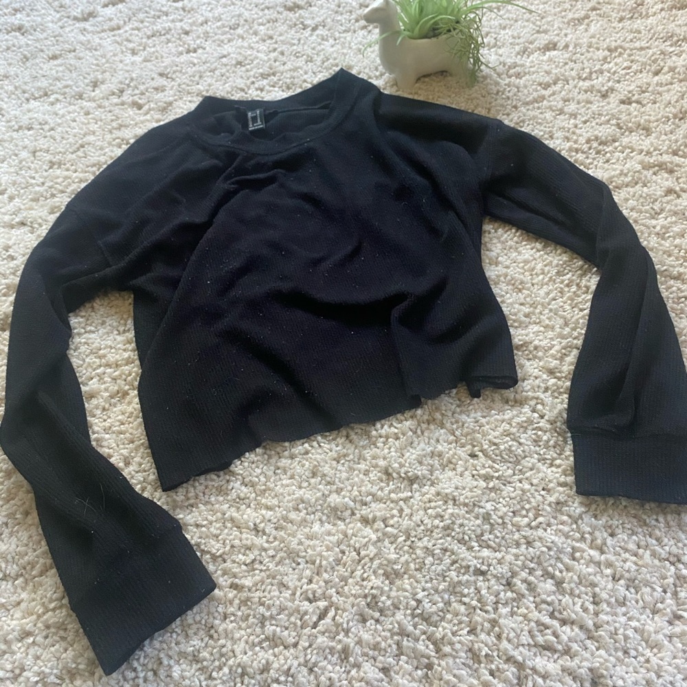 Forever 21 loose long sleeve black belly crop top